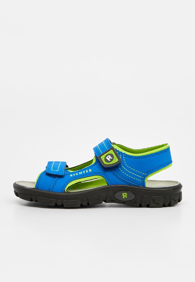 Blaue und grüne Kinder-Sandale mit offenen Zehen, verstellbaren Klettverschlüssen und schwarzer robuster Sohle mit der Aufschrift „Richter“.