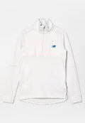 Weißer Langarm-Pullover mit horizontalen Streifen, Viertelreißverschluss, hohem Kragen und kleinem blauem New Balance-Logo auf der linken Brust.