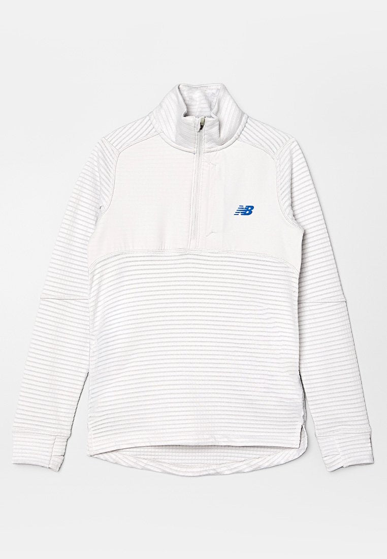Weißer Langarm-Pullover mit horizontalen Streifen, Viertelreißverschluss, hohem Kragen und kleinem blauem New Balance-Logo auf der linken Brust.