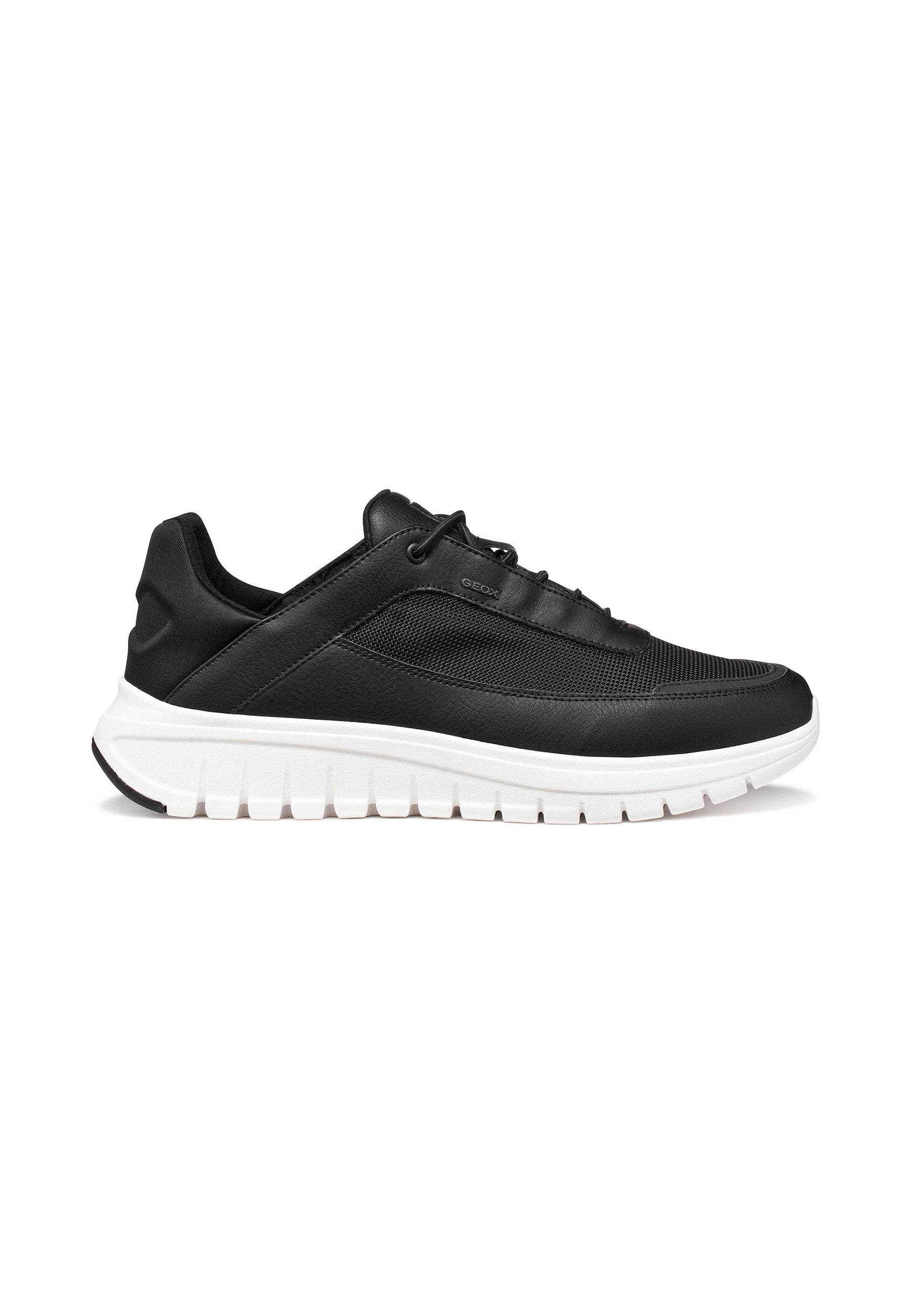 Schwarzer Sneaker mit niedrigem Schaft aus Mesh- und Lederobermaterial, weißer profilierter Sohle, Schnürverschluss und gepolstertem Kragen für Komfort.