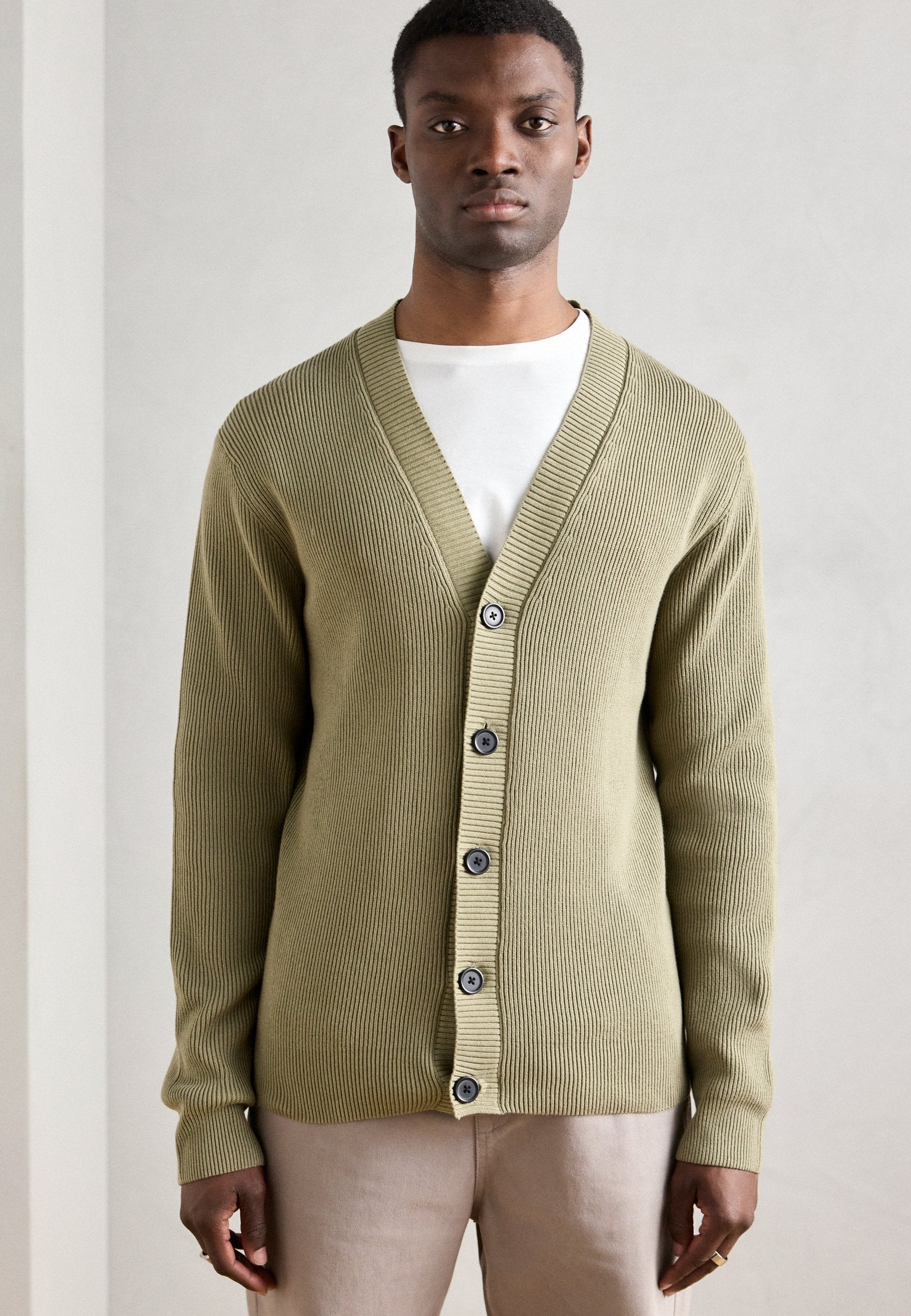 BUTTON CARDIGAN Media 3