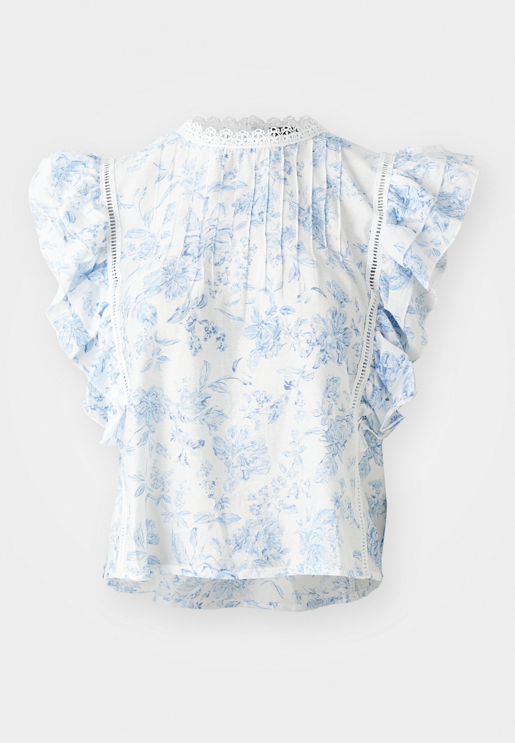 Weiße Bluse mit blauem Blumenmuster, kurzen Rüschensleeves, gefaltetem Rücken und Häkelborte am Ausschnitt. Leichter Stoff.