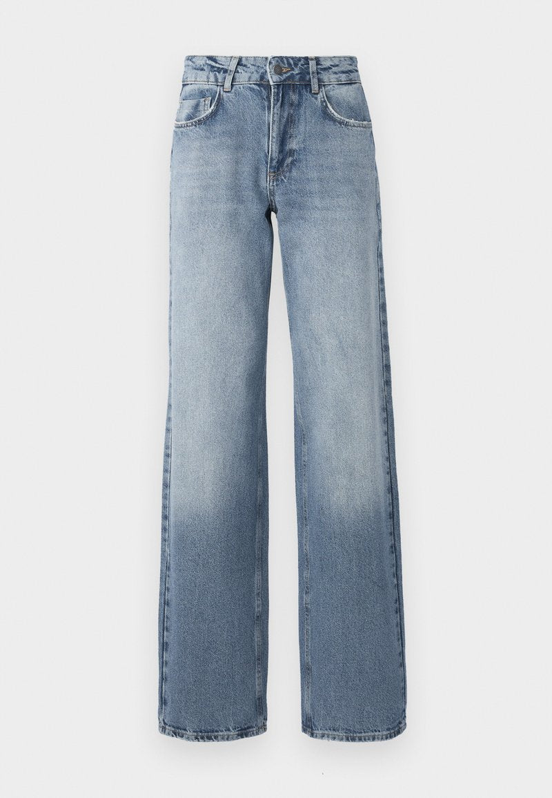 Weite blaue Denim-Jeans mit heller Waschung, Reißverschluss, fünf Taschen-Design und subtiler Ausbleichung in der Nähe der Knöchel.