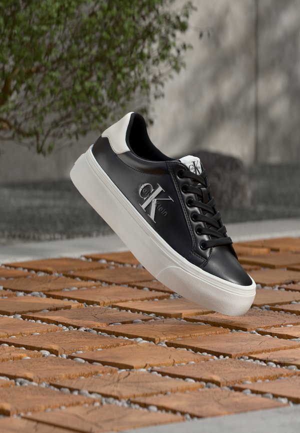 Calvin Klein Jeans FLATFORM LACEUP - Trainers - black