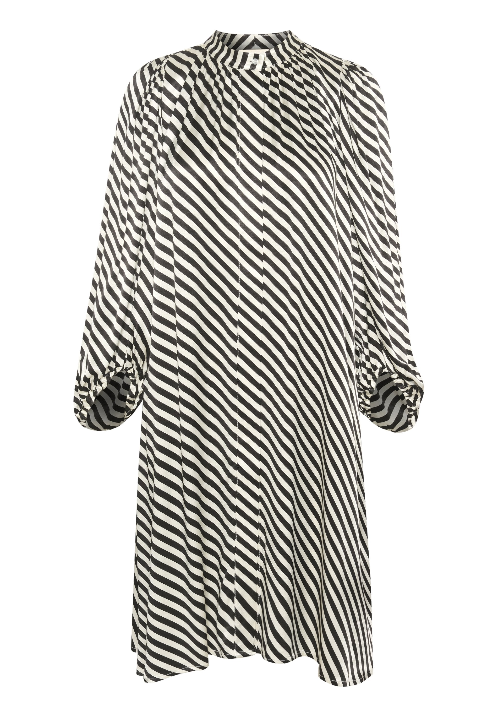 Schwarzes und weiß gestreiftes Kleid mit hohem Kragen, langen Ärmeln und gerafften Manschetten, aus leichtem Stoff mit fließendem Design.