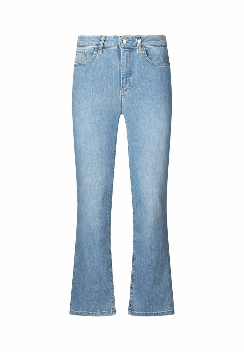 Hellblaue, ausgestellte Jeans aus Denim mit mittelhohem Bund, vorderen Taschen und klassischem Fünf-Taschen-Design.