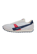 Weißer Tommy Jeans Sneaker mit marineblauen und roten diagonalen Streifen, strukturierter Mesh-Oberfläche, beiger Sohle und "TOMMY JEANS"-Logo an der Seite.