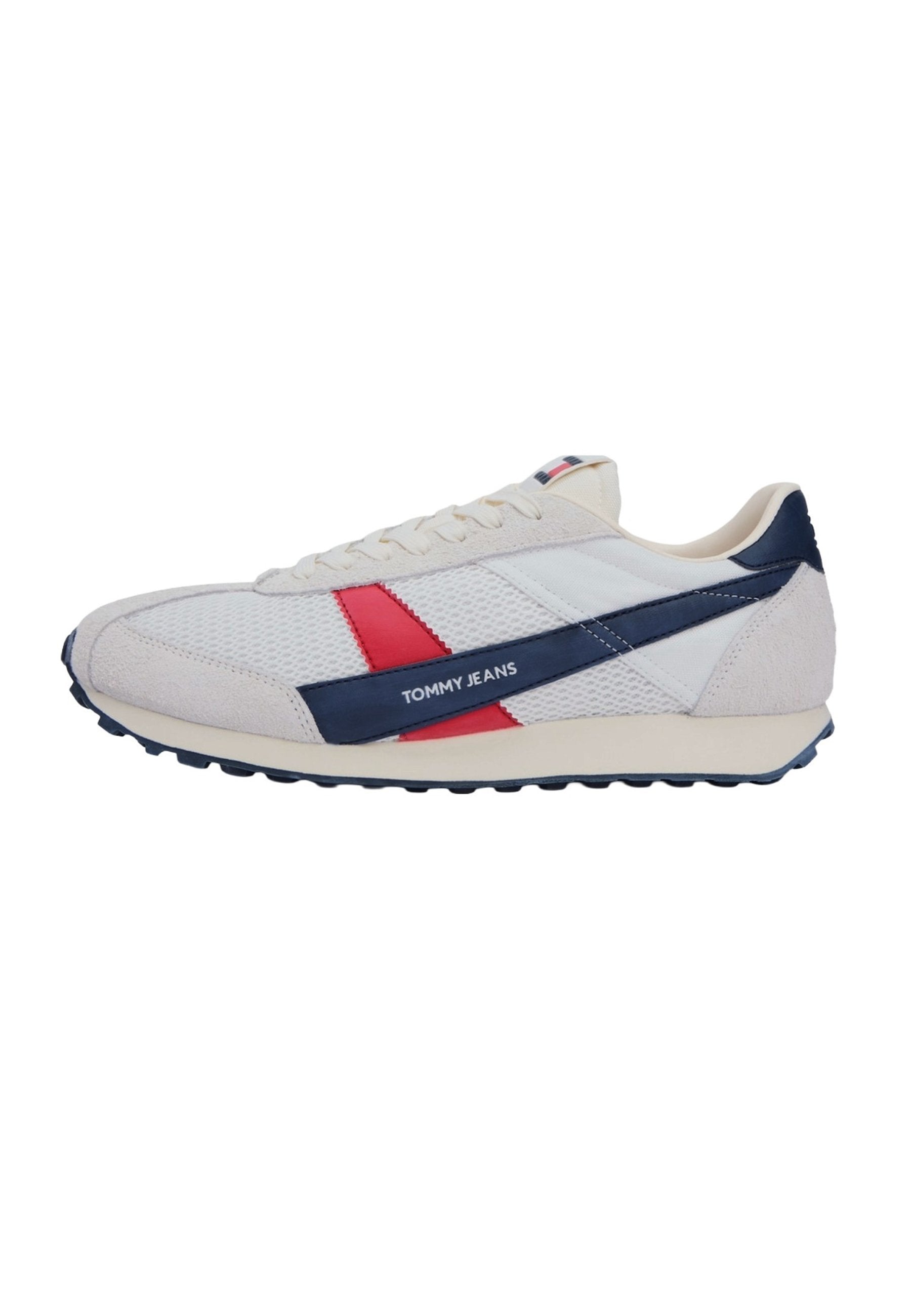 Weißer Tommy Jeans Sneaker mit marineblauen und roten diagonalen Streifen, strukturierter Mesh-Oberfläche, beiger Sohle und "TOMMY JEANS"-Logo an der Seite.