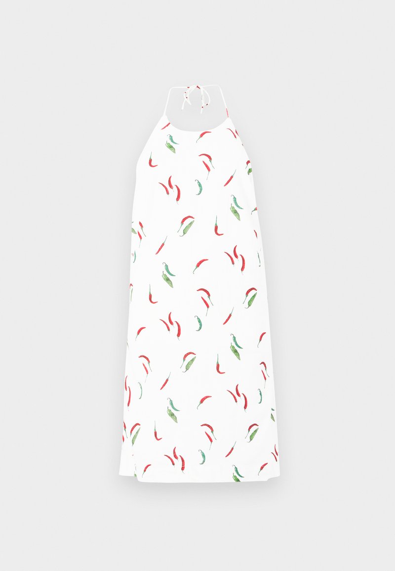 Halterneck-Kleid aus einem weißen Stoff, der mit einem verstreuten Muster von roten und grünen Chilischoten verziert ist. Glatte Textur, lockere Passform.