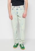 Hellblaue Jeans im Used-Look mit dezenten Strukturlinien, Fünf-Taschen-Design und geradem Bein, kombiniert mit grünen Turnschuhen.