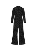 Schwarzer Jumpsuit mit Blumenmuster, langen Ärmeln, hohem Kragen und ausgestellten Beinen. Hergestellt aus strukturiertem Stoff.