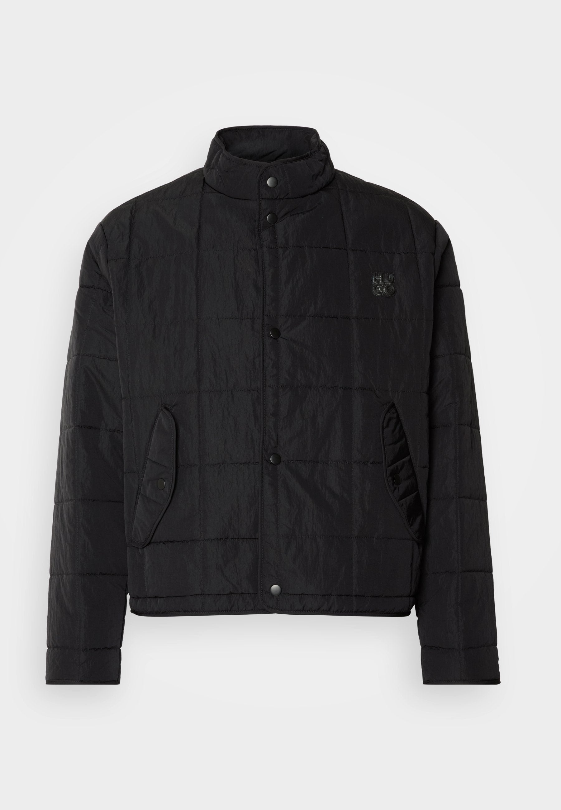 Schwarze gesteppte Jacke mit Stehkragen, ausgestattet mit Druckknöpfen und Seitentaschen, aus glänzendem, leichtem Material gefertigt.