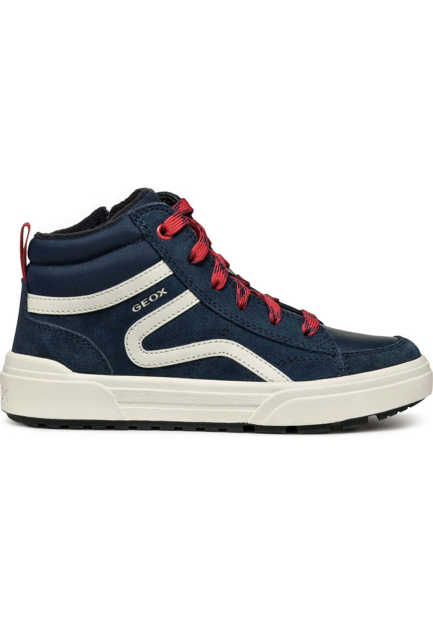 Hochschuh-Sneaker mit einem navyblauen Wildleder-Obermaterial, weißen Details, roten Schnürsenkeln und einer strukturierten Gummisohle. Verfügt über ein perforiertes Design für Atmungsaktivität.