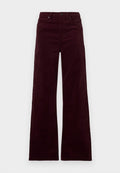 Bordeauxrote Cordhose mit weitem Bein und hoher Taille, ausgestattet mit einem Reißverschluss, Knopfverschluss und Seitentaschen. Glatte Textur mit vertikalen Rippen.