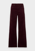 Bordeauxrote Cordhose mit weitem Bein und hoher Taille, ausgestattet mit einem Reißverschluss, Knopfverschluss und Seitentaschen. Glatte Textur mit vertikalen Rippen.
