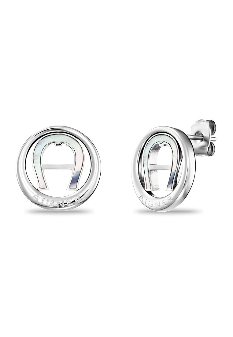 Silberne Ohrstecker mit einem kreisförmigen Design und einem zentralen Ausschnitt-Logo. Die Oberfläche reflektiert Licht und hat ein poliertes Finish.
