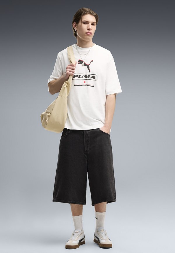 Puma PUMA SPORT BOXY STREET GRAPHIC T-SHIRT - Print T-shirt - white