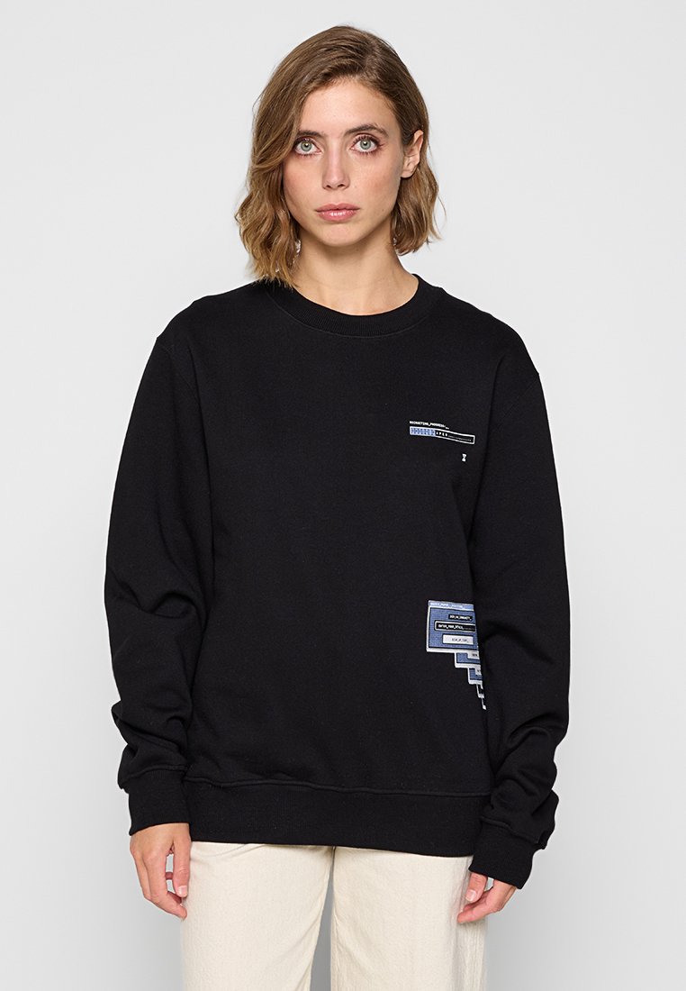 Schwarzer Sweatshirt mit Rundhalsausschnitt und langen Ärmeln. Verfügt über grafische Patches auf der Vorderseite und strukturierten Stoff. Lockerer Schnitt.