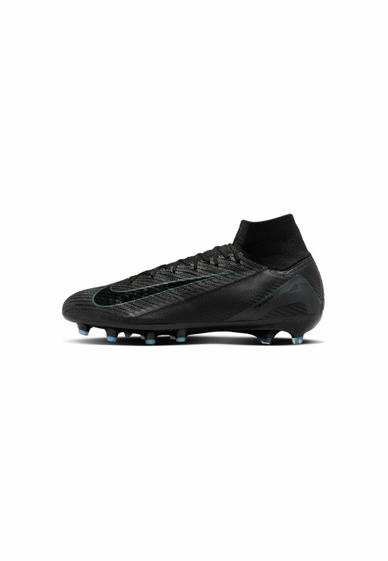 Schwarzer Fußballschuh mit strukturiertem Obermaterial, sockenähnlichem Schaft und einem auffälligen grünen Akzent. Verfügt über konische Noppen für Traktion auf Rasen.