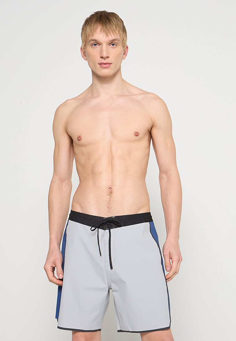 Graue Schwimmshorts mit schwarzem Bund und Kordelzug, versehen mit blauen Seitenelementen und einer glatten, leichten Stoffbeschaffenheit.