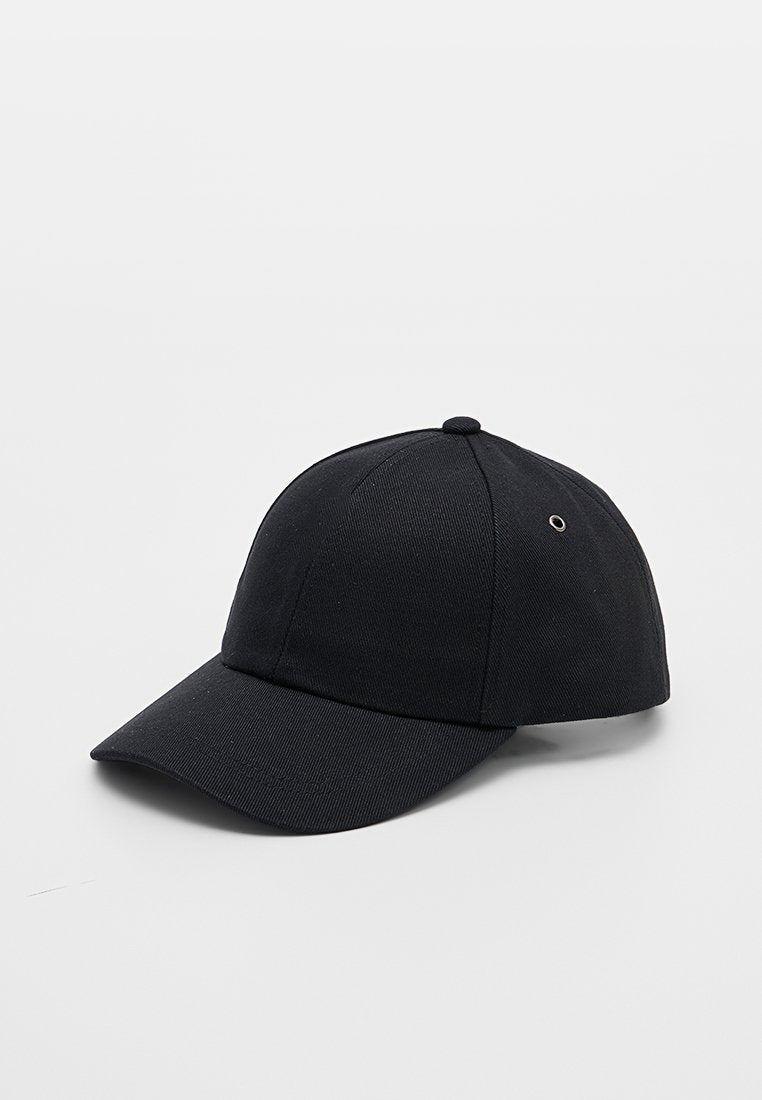 Schlichte schwarze Baseballkappe mit gebogenem Schirm und genähten Paneelen, vor weißem Hintergrund. Keine sichtbaren Logos oder Verzierungen.