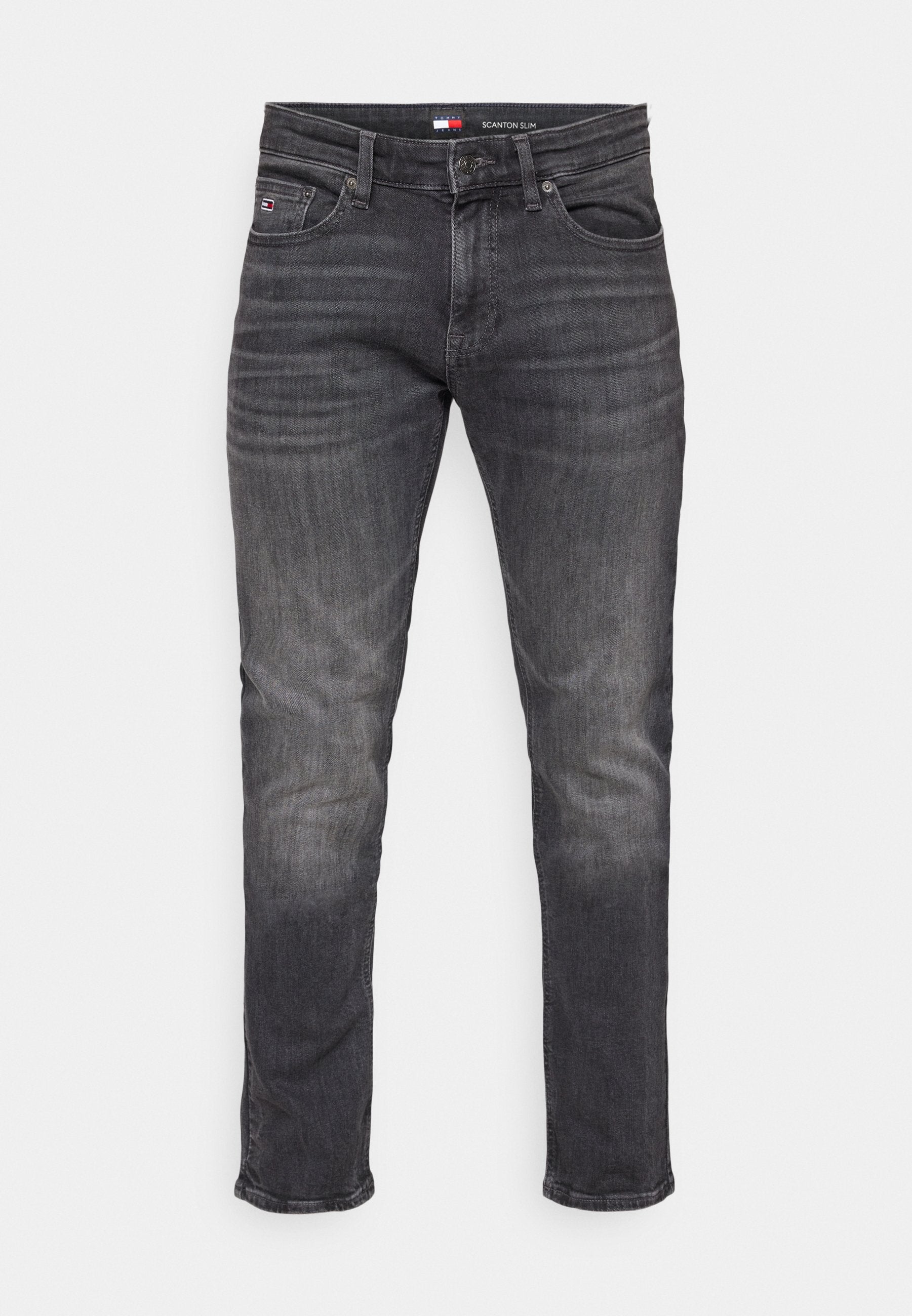 Schlanke, dunkelgraue Jeans mit einem verblassten Muster, fünf Taschen und einem Logo am Bund. Einheitliche Farbe mit subtilen Variationen.
