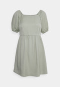 Hellgrünes Kleid mit quadratischem Ausschnitt, Puffärmeln und geraffter Taille. Aus glattem Stoff gefertigt, hat es eine entspannte, A-Linien-Silhouette.