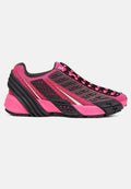 Leichte Sneakers mit einem Obermaterial aus Mesh in lebhaftem Pink und schwarzen Akzenten, konturiertem Sohlenprofil und strukturierten Details für besseren Halt.