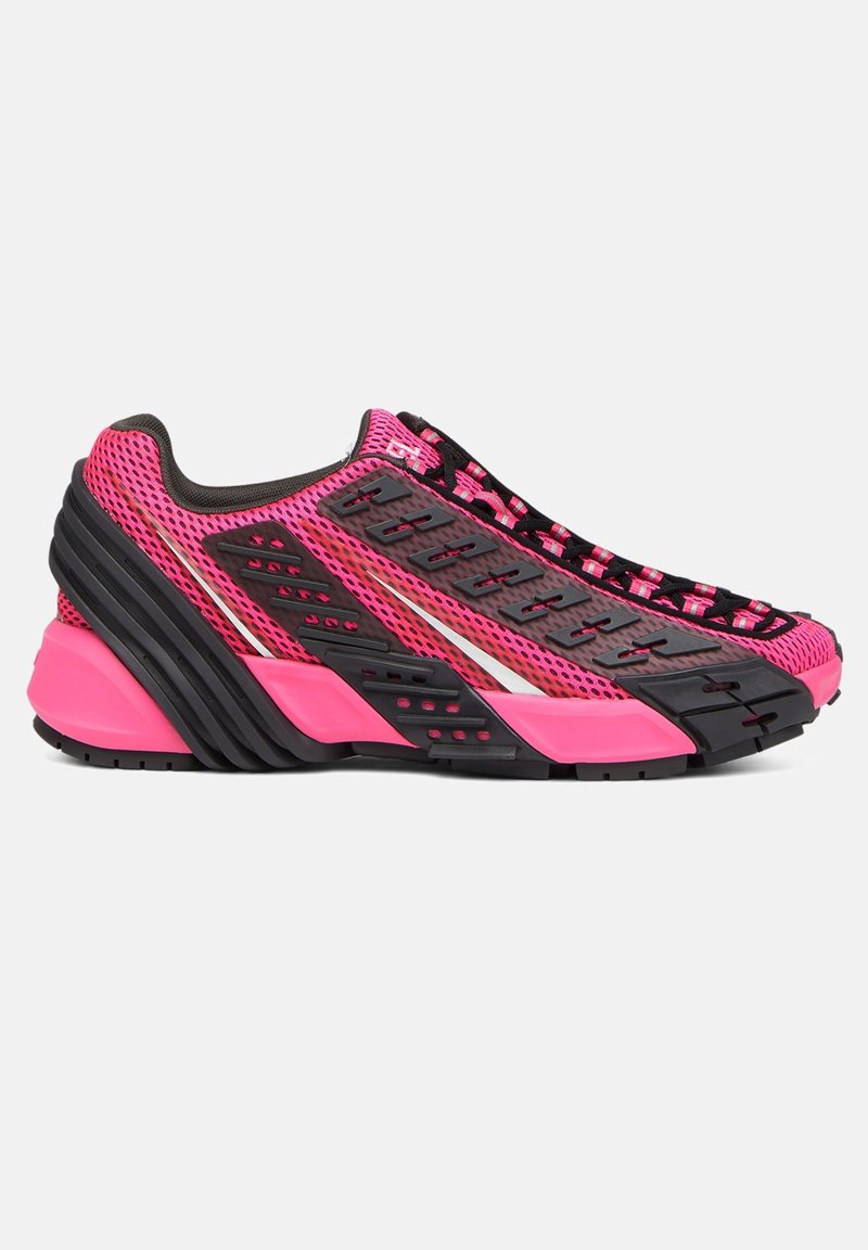 Leichte Sneakers mit einem Obermaterial aus Mesh in lebhaftem Pink und schwarzen Akzenten, konturiertem Sohlenprofil und strukturierten Details für besseren Halt.