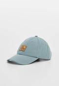 Hellblaues Baseballcap mit strukturiertem Stoff, gebogenem Schirm und einem hellbraunen rechteckigen Logo-Patch auf der Vorderseite.