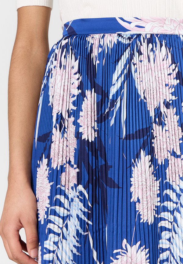 MARCIANO BY GUESS HALLEY