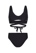 Schwarzes Bikini-Set mit einem Top mit Rundhalsausschnitt, gekreuzten Trägern und einer Bindeschließe, kombiniert mit passenden hochgeschnittenen Höschen. Glatte Textur.