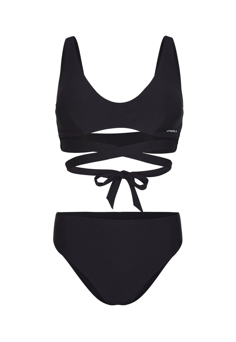 Schwarzes Bikini-Set mit einem Top mit Rundhalsausschnitt, gekreuzten Trägern und einer Bindeschließe, kombiniert mit passenden hochgeschnittenen Höschen. Glatte Textur.