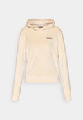 Cremefarbene Kapuzenjacke aus weichem Material, mit einer Kängurutasche und einem Logo auf der Brust. Lange Ärmel mit passenden Bündchen.
