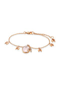 Goldfarbene Armbanduhr mit einem runden Rosenquarz-Anhänger, akzentuiert mit kleinen hängenden Symbolen und einem funkelnden Detail, versehen mit einem Karabinerverschluss.