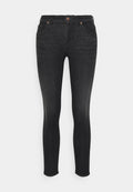 Schwarze Skinny Jeans aus Denim mit glatter Textur, ausgestattet mit einem Frontknopfverschluss und fünf Taschen. Die Beine verjüngen sich bis zu den Knöcheln.
