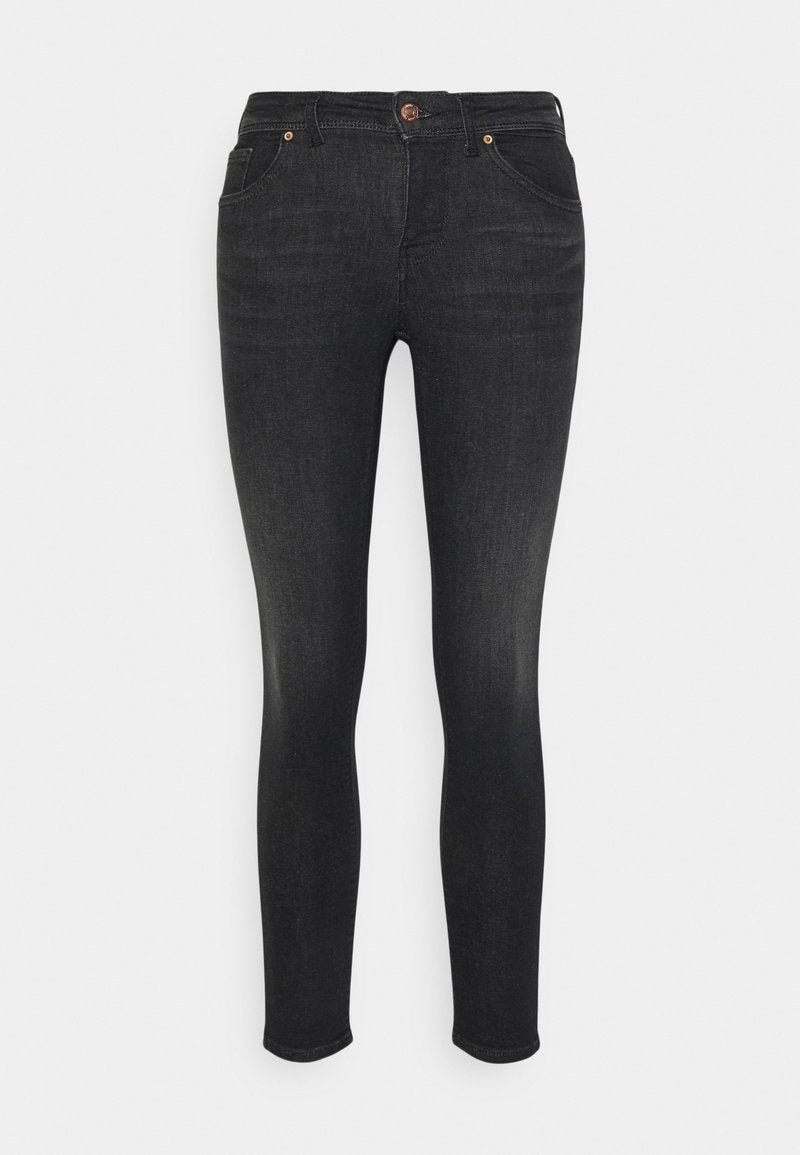 Schwarze Skinny Jeans aus Denim mit glatter Textur, ausgestattet mit einem Frontknopfverschluss und fünf Taschen. Die Beine verjüngen sich bis zu den Knöcheln.