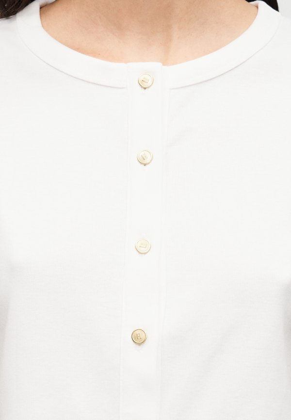 Tommy Hilfiger GOLD-TONE BUTTON SLIM T-SHIRT