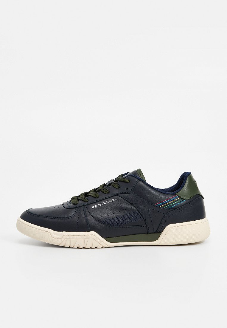Marineblauer Ledersneaker mit grünen Akzenten, gemustertem Seitendetail und cremefarbener Gummisohle. Verfügt über Perforationen und Schnürverschluss.