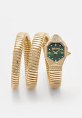 Goldfarbene Armbanduhr mit flexiblem Armband, achteckigem Zifferblatt, grünem Ziffernblatt, Kristallakzenten und strukturierten Gliedern. Verfügt über Stundenmarkierungen und Zeiger.