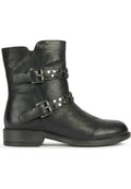Schwarze Knöchelstiefel aus strukturiertem Leder mit zwei verstellbaren Riemen, die mit runden Nieten verziert sind. Niedriger Blockabsatz und rundes Zehendesign.