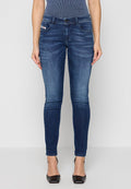 Dunkelblaue Skinny-Jeans mit einer glatten Denim-Oberfläche, ausgestattet mit Fronttaschen, einem Knopfverschluss und leichtem Verblassen an den Oberschenkeln.