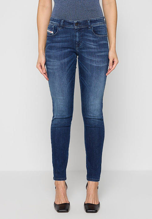 Dunkelblaue Skinny-Jeans mit einer glatten Denim-Oberfläche, ausgestattet mit Fronttaschen, einem Knopfverschluss und leichtem Verblassen an den Oberschenkeln.
