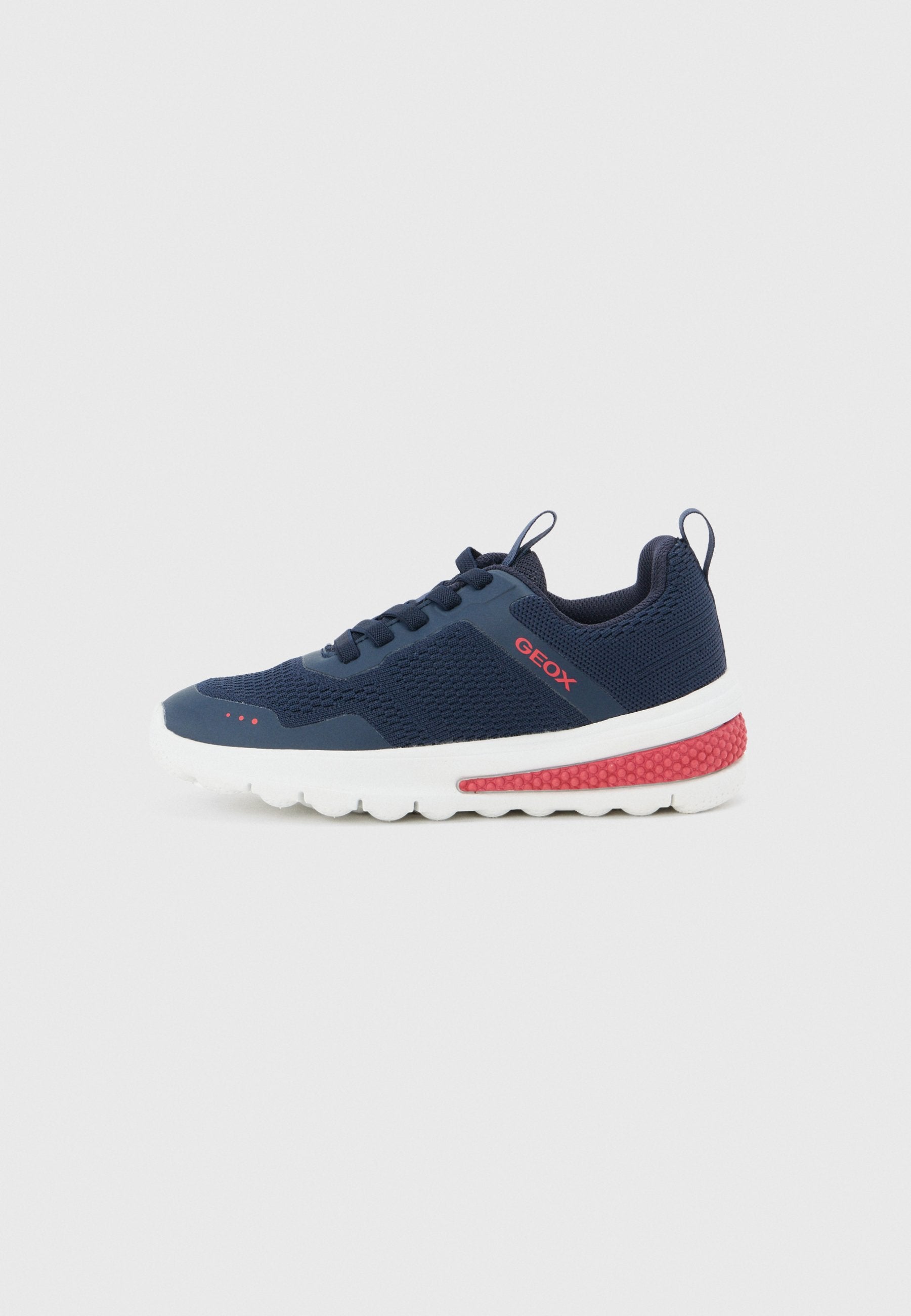 Marineblauer Sportschuh mit roten Akzenten, weißer Sohle, atmungsaktivem Mesh-Obermaterial und gebrandetem "GEOX" an der Seite.
