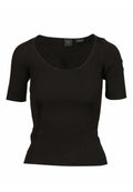Schwarzes geripptes Stricktop mit kurzen Ärmeln und rundem Ausschnitt. Enganliegendes Design und glatte Textur. Etikett am Hals sichtbar.