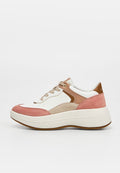 Weißer Plateausneaker mit rosa, beigen und braunen Wildleder- und Lederdetails, beigen Schnürsenkeln und einer strukturierten Gummisohle.
