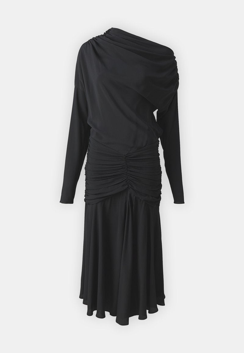 Schwarzes langärmliges Kleid mit asymmetrischem Design und einem Schulterträger, mit gerafftem Stoff in der Taille und einem fließenden Rock. Sanfte Textur, elegante Silhouette.