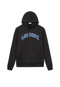 Schwarzer Hoodie mit einer Kängurutasche, Kapuze mit Kordelzug und blauen "LES DEUX"-Buchstaben auf der Brust. Weicher Stoff.