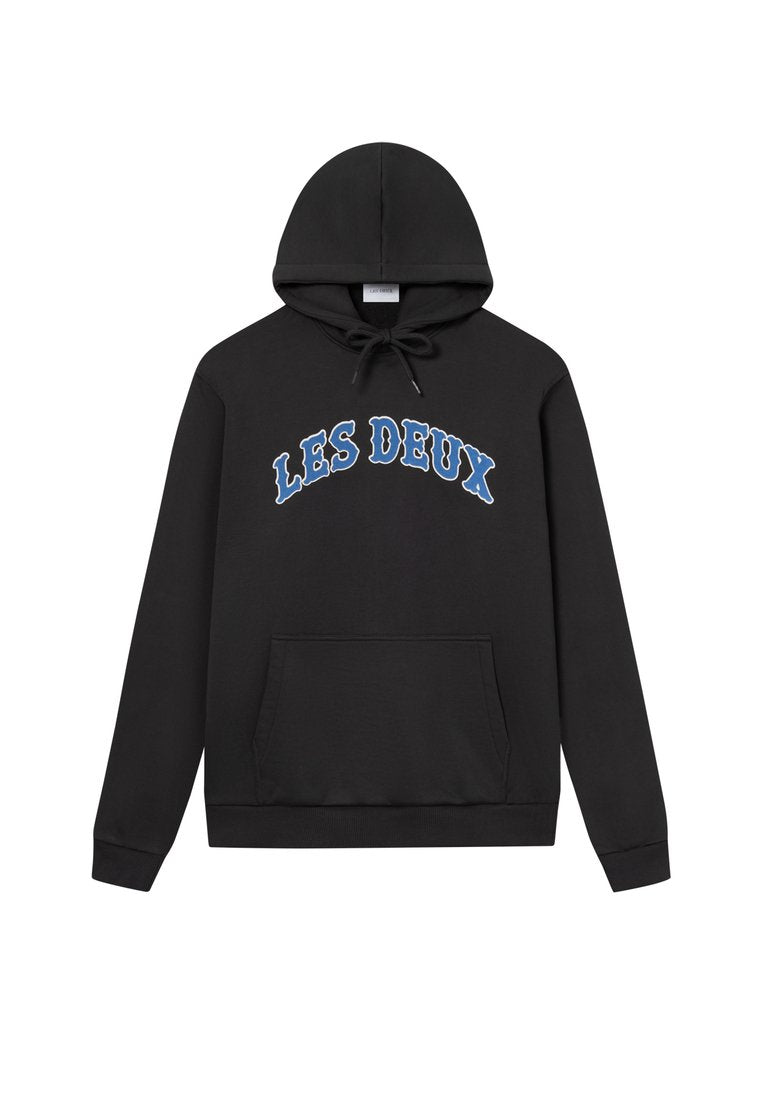 Schwarzer Hoodie mit einer Kängurutasche, Kapuze mit Kordelzug und blauen "LES DEUX"-Buchstaben auf der Brust. Weicher Stoff.