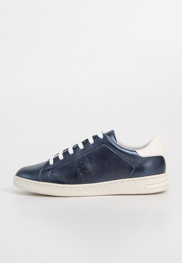 Marineblaue Ledersneaker mit weißen Akzenten, runder Schuhspitze, sechs Metallösen und glatter Textur. Hellfarbige Gummisohle mit minimaler Gestaltung.